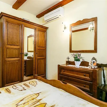 Castra Case de vacanță Drivenik